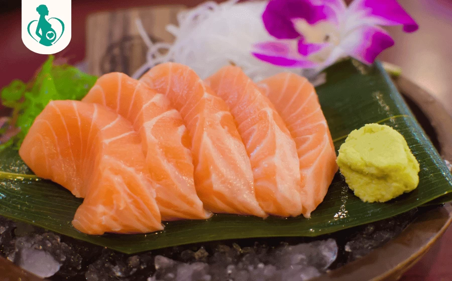 Bầu 3 tháng đầu ăn cá hồi sống được không