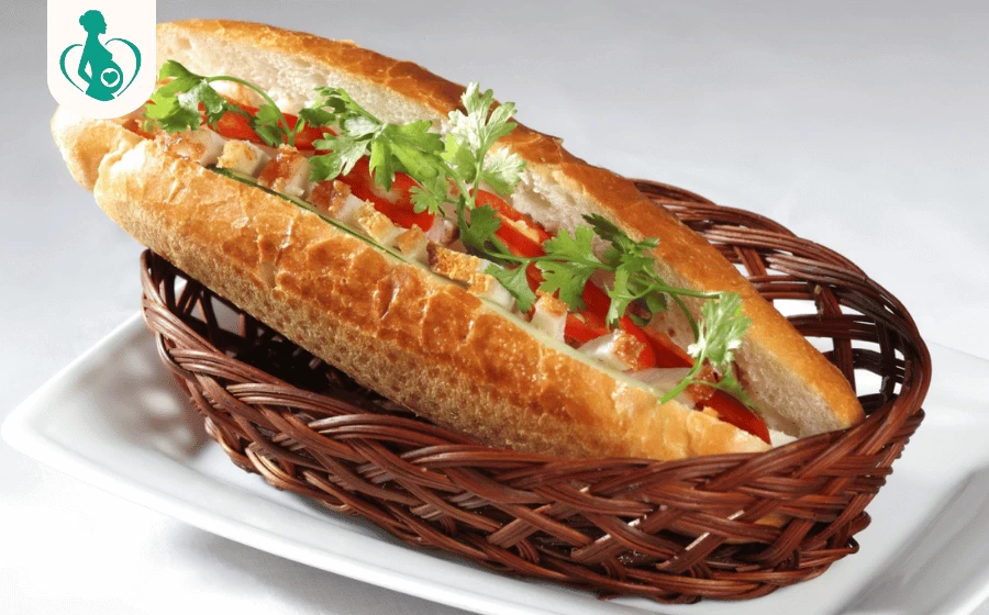 Bầu ăn bánh mì heo quay được không