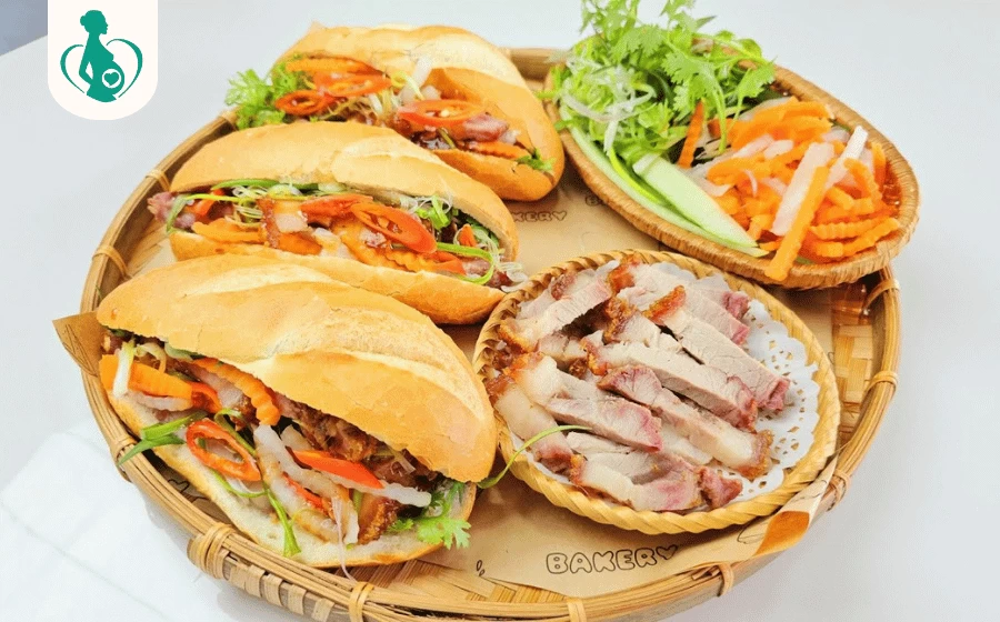 Bầu ăn bánh mì heo quay được không